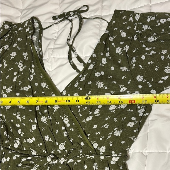 Francesca’s Mi Ami Olive Floral Print Flowy Sleeve Romper - Picture 4 of 10